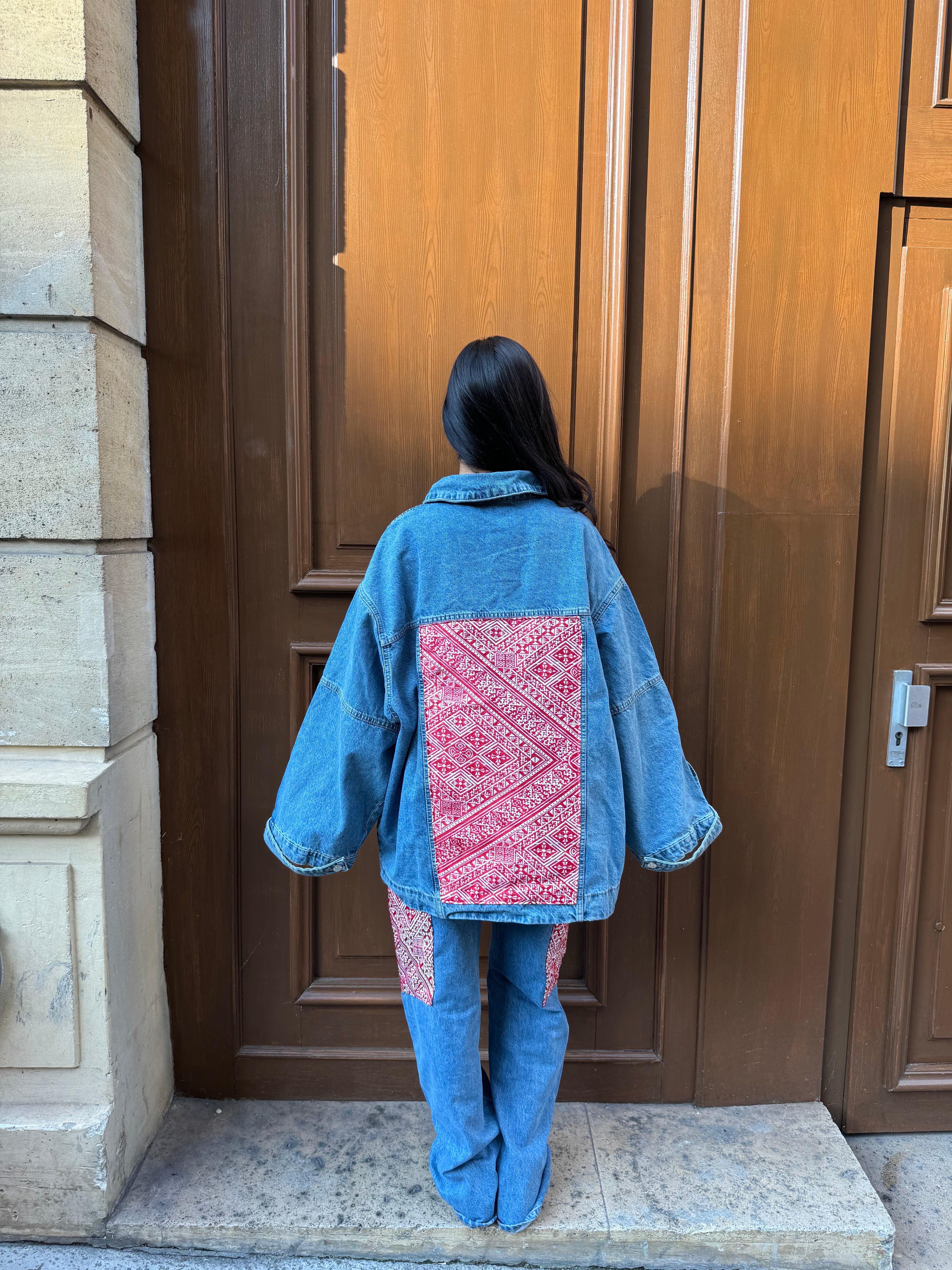 VESTE EN JEAN OVERSIZE EMPIECEMENT BROCARD ROUGE